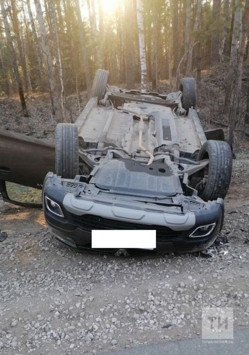 Недалеко от Менделеевского района автомобиль вылетел с трассы и перевернулся