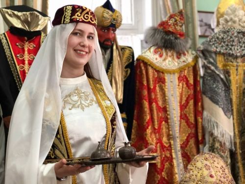 Журналисты МН примерили на себе костюмы народов России