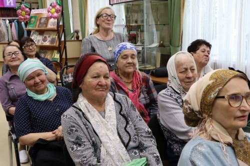 Менделеевцы встретились с известной татарской писательницей Зифой Кадыровой