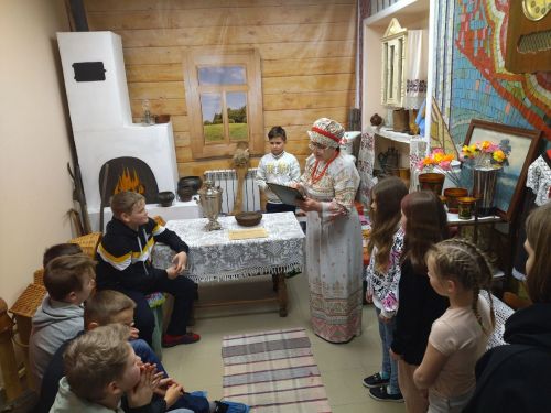 Сотрудники Тат.Челнинского СДК провели экскурсию в музейной комнате «Русский быт» для детей
