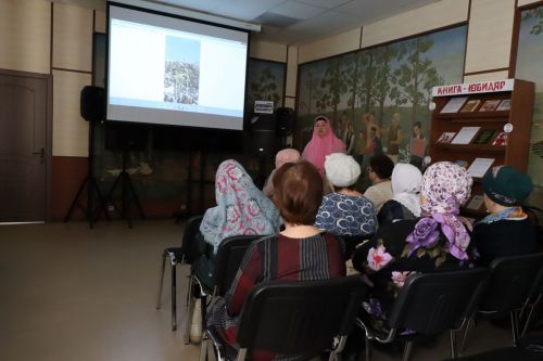 Менделеевскның Үзәк китапханәсендә Казан югары мөселман мәдрәсәсе талибәсе Лилия Галиева белән очрашу узды