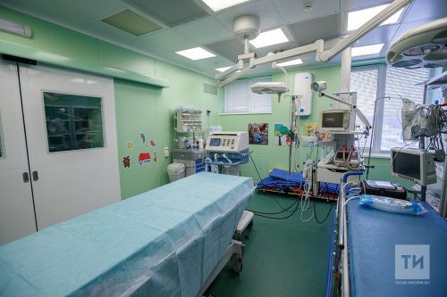 Врачи Челнов удалили мужчине огромную опухоль бедра, вросшую в кости