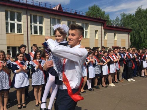 На этой неделе в школах Татарстана прозвенят последние звонки