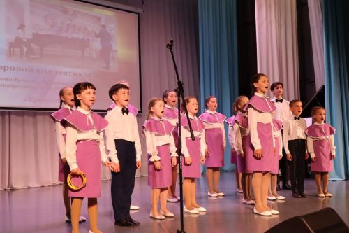 Зрелищным и красивым концертом подвёл итоги учебного года коллектив Детской школы искусств