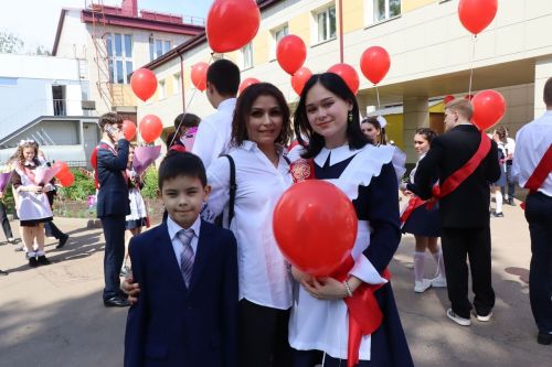 Выпускники школы №1 Менделеевска подарили трогательный школьный вальс и зажигательный флешмоб