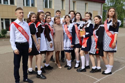 Выпускники школы №1 Менделеевска подарили трогательный школьный вальс и зажигательный флешмоб