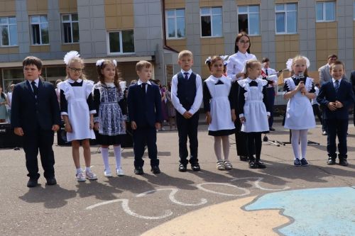 Выпускники школы №1 Менделеевска подарили трогательный школьный вальс и зажигательный флешмоб