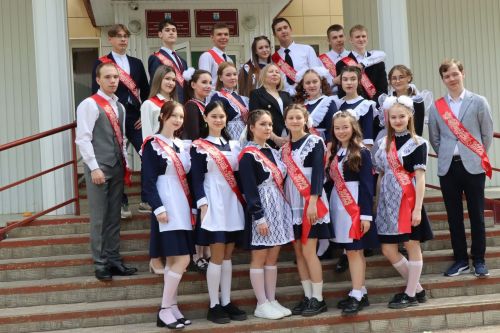 Выпускники школы №1 Менделеевска подарили трогательный школьный вальс и зажигательный флешмоб