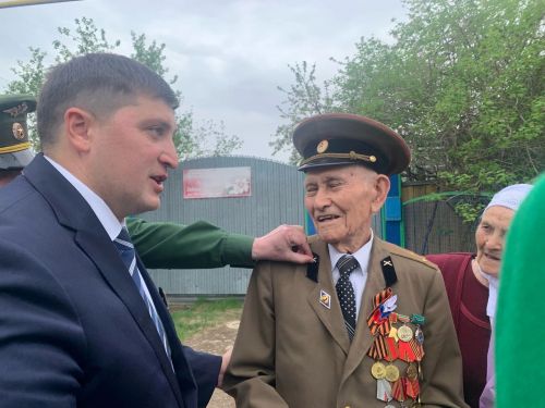 Делегация побывала у участника войны Зайнака Аглиева