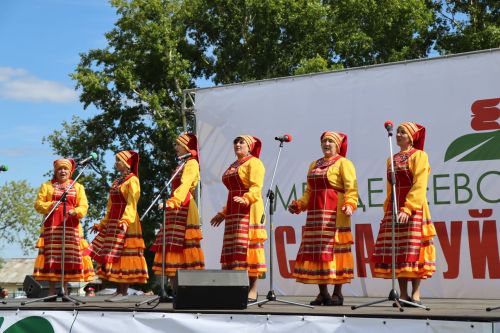 В рамках Сабантуя в Менделевском районе прошл фестиваль «Платок — символ нации»