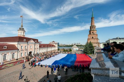 В Казани развернули самый большой флаг России в Татарстане