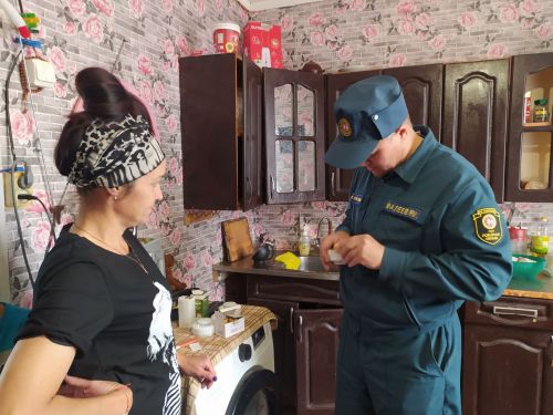 В Менделеевском районе проверили дымовые извещатели