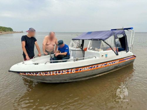 Дедушка и внучка, которых унесло течением на матрасе, были спасены