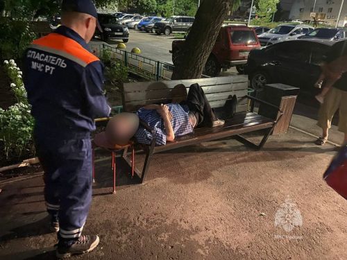 В РТ мужчина прилег отдохнуть и застрял головой в поручне скамейки