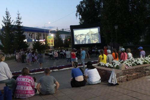 Менделеевцы посмотрели фильм под открытым небом, снятый театром имени Ахунова