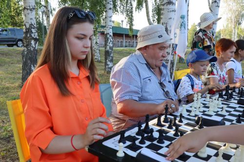 В Менделеевске провели командный семейный турнир по шахматам