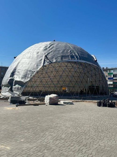 В Менделеевске строители завершили укладку теплого пола в куполе «Атмосфера»