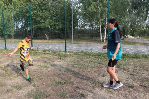 В Менделеевске на открытом воздухе состоялась веселая зарядка