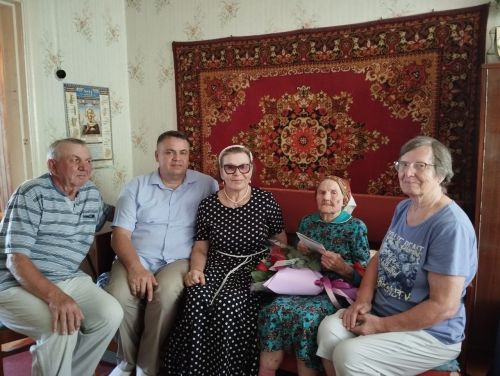 Менделеевчанку поздравили с 95-летним юбилеем