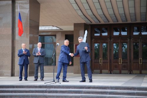 Управление образования города Менделеевск получило ключи от нового автомобиля