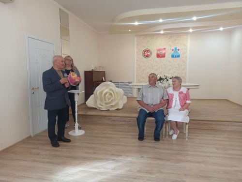 В Менделеевске чествовали семью Щербаковых, отметивших 50-летие совместной жизни