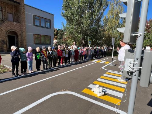 В Менделеевске воспитанники детского сада N12 совместно с педагогами посетили автогородок