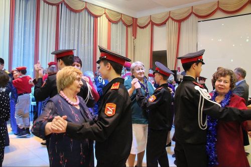 В Менделеевске новогодние мероприятия завершились балом ветеранов