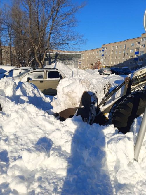 Городские службы продолжают устранять последствия снегопада