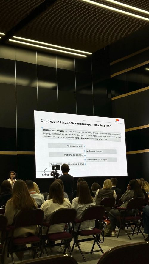 Сотрудники кинотеатра «Юность» Менделеевска сфотографировались с известными российскими актёрами и певцами на форуме в Санкт-Петербурге