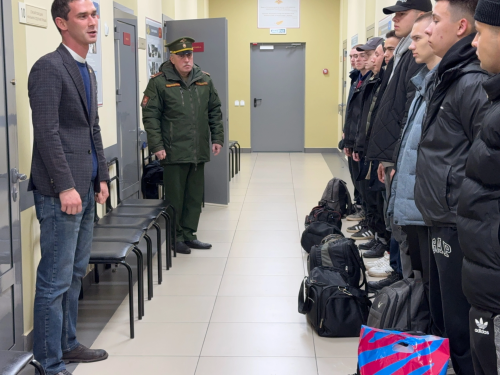 В Менделеевске отправили первых призывников, получивших повестки в ходе осеннего призыва