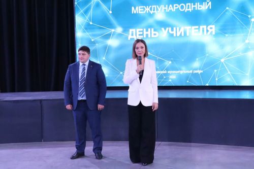 Учителям Менделеевска вручили награды и подарили яркий концерт