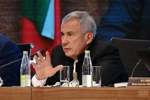 Глава Татарстана Рустам Минниханов поздравил жителей региона с Днём народного единства