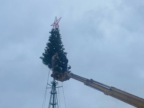 В Менделеевске начали устанавливать центральную елку