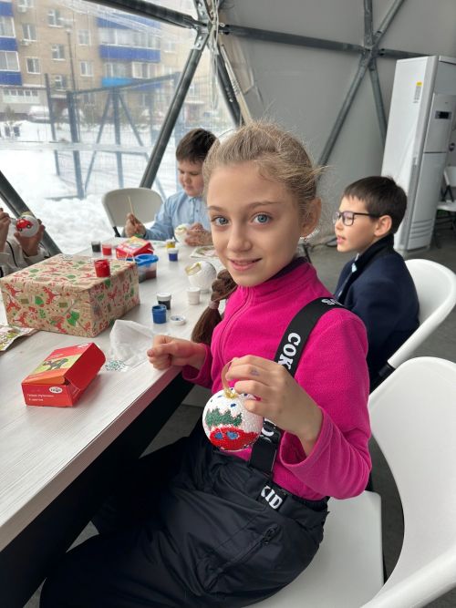 Команда «Менделеевских новостей» продолжает творческие мастер-классы по созданию новогодних игрушек