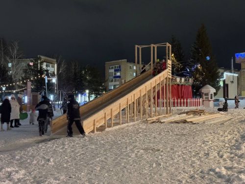 Готовься к зимним радостям: открытие деревянной горки в Менделеевске