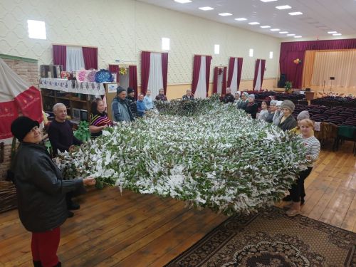 В Бизякинском сельском Доме культуры продолжают плести маскировочные сети