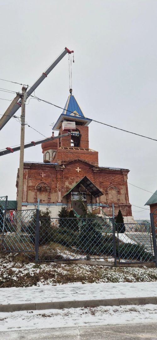 Состоялось поднятие купола и креста на колокольню храма в Тихоново
