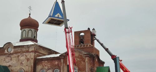 Состоялось поднятие купола и креста на колокольню храма в Тихоново