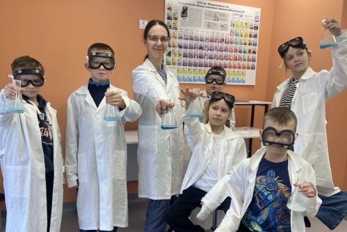 Юные химики из Менделеевска изучили реакции с выделением газов