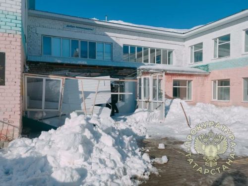 Сошедший с крыши школы снег завалил ребёнка