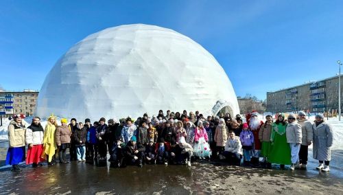 Учителя родного языка школы №1 Менделеевска организовали возле купола «Атмосфера» для детей праздник Навруз