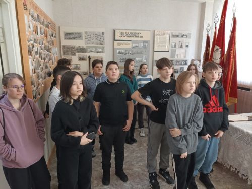 Учащиеся 7 «Б» класса школы №1 Менделеевска посетили с экскурсией музей химического завода имени Л. Карпова