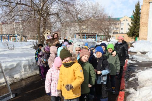 В Менделеевском детском саду «Крепыш» встретили птиц, повесив новые скворечники