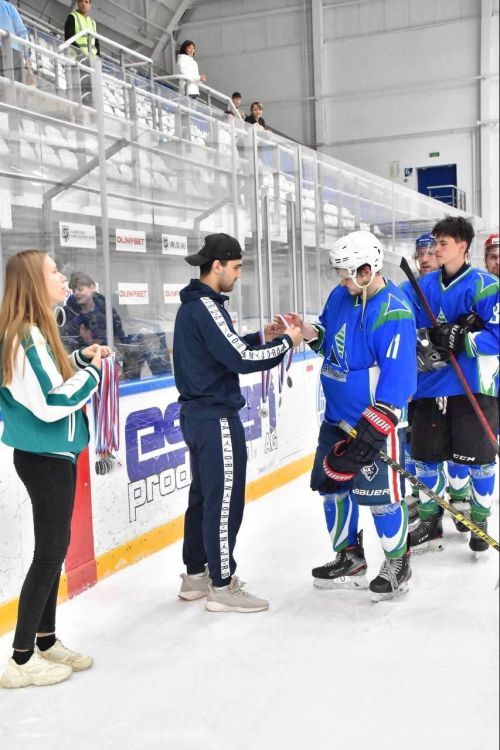 Хоккейная команда «Аммоний» взяла «серебро» Чемпионата ОЛХ 18