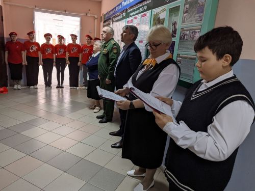 В школе № 2 Менделеевска открыли стенд, посвящённый участникам СВО