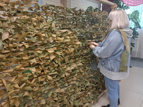 Жители Менделеевского района всё активнее включаются в процесс изготовления маскировочных сетей