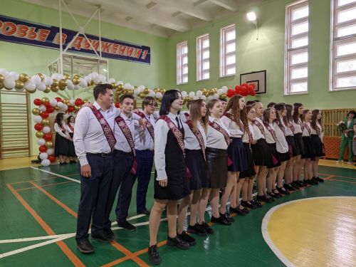 С гимназией Менделеевска простились выпускники 9 и 11 классов