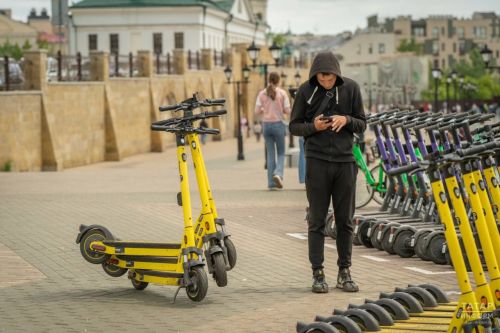 В Менделеевске штрафуют нарушителей на электросамокатах