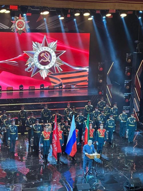 Праздничное селфи главы с ветераном Зайнаком Аглиевым украсило все социальные сети Менделеевска