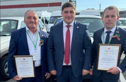 Два поселения Менделеевского района получили автомобили